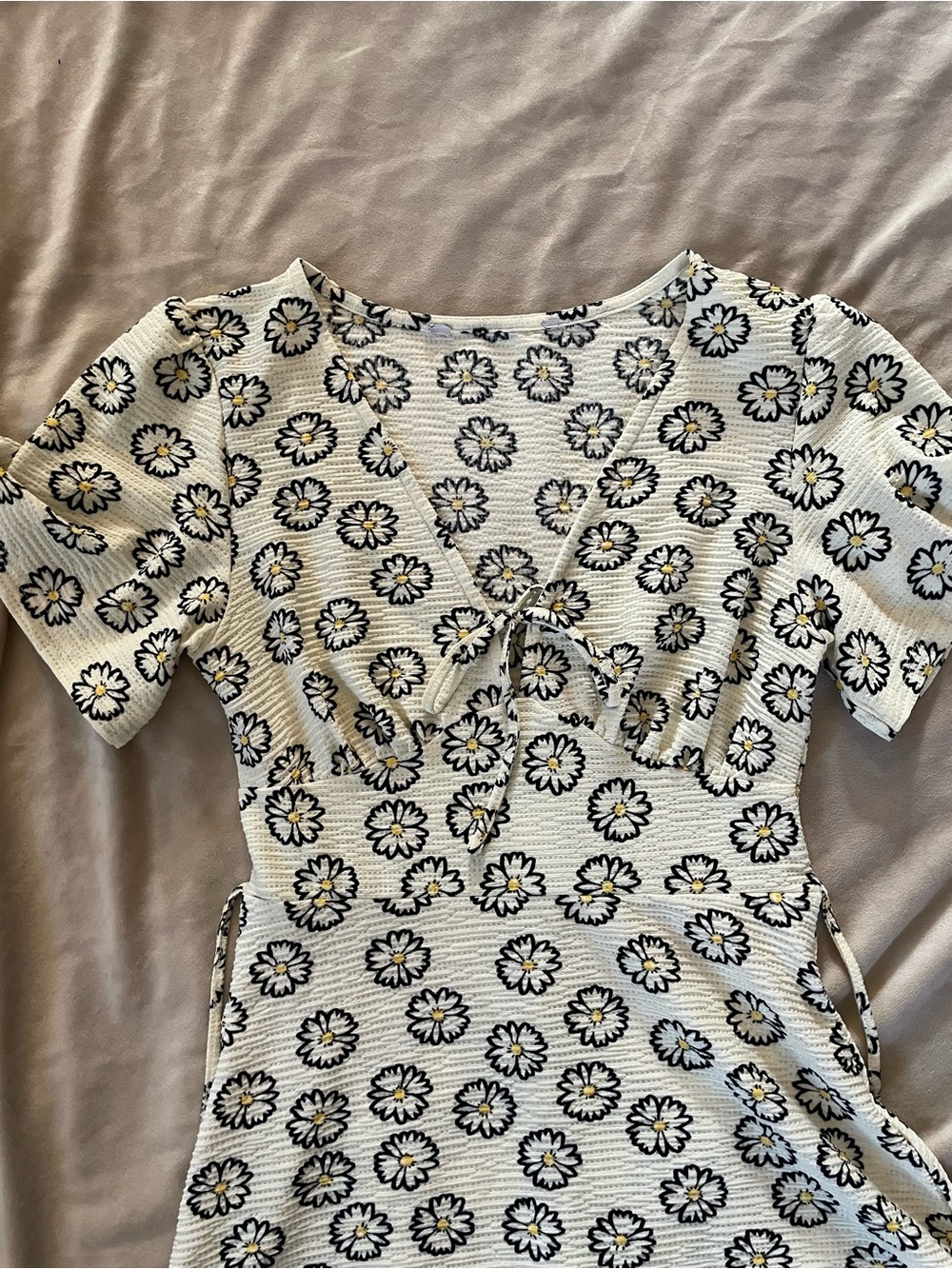 Womenโs White Daisy Tie-Front Dress